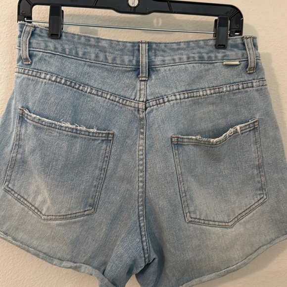 Billabong Jean Shorts. Womens Size: 30 - Picture 4 of 4